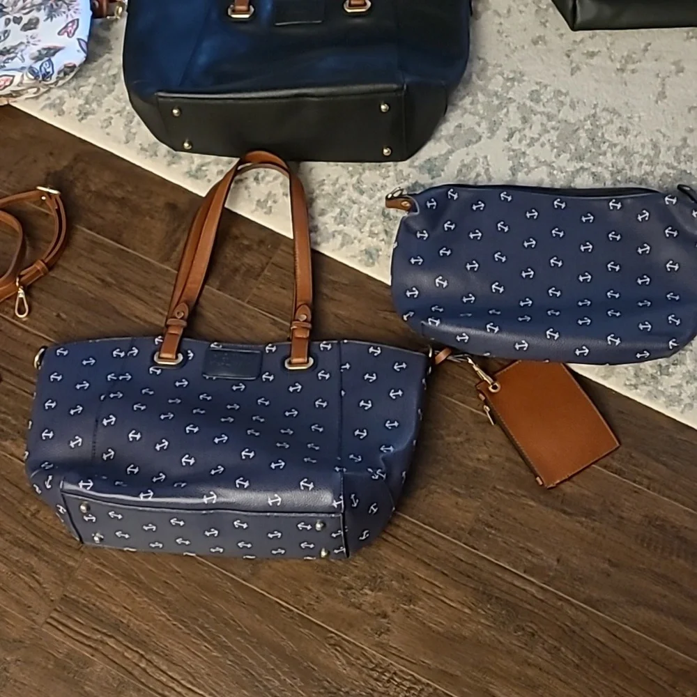 New condition vegan totes with attached coin purses and addtl matching bags - Picture 6 of 14